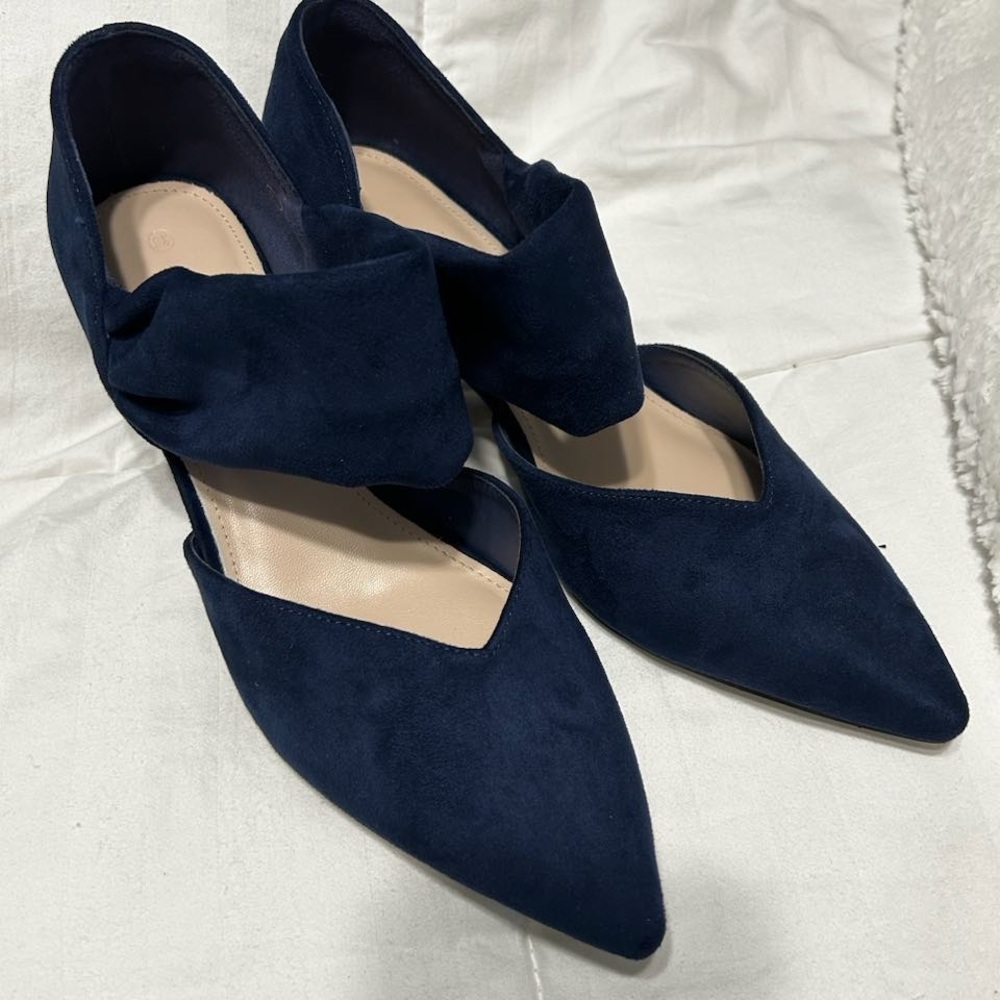 Navy shoes low heel.